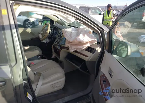 2012 Toyota Sienna Xle V6 8 Passenger z USA, uszkodzony, nr VIN 5TDYK3DC3CS200780